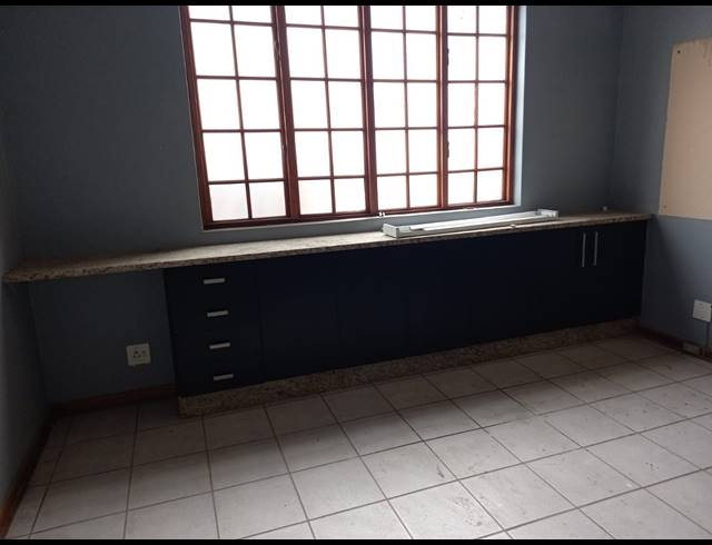 180M² OFFICE RENTED IN DUNCANVILLE